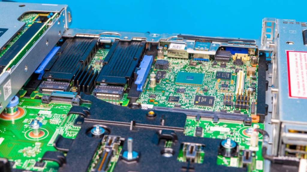 Dell-PowerEdge-R6715-Riser-2.jpg Dell-PowerEdge-R6715-Riser-2-2-1068x601.jpg