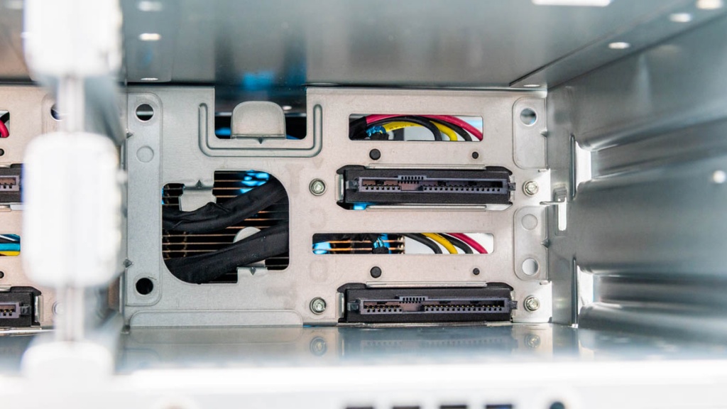 HPE-ProLiant-MicroServer-Gen11-Drive-Bay-Backplane-1.jpg HPE-ProLiant-MicroServer-Gen11-Drive-Bay-Backplane-1.jpg