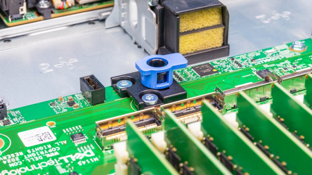 Dell-PowerEdge-R6715-Inside-6.jpg Dell-PowerEdge-R6715-Inside-6-1068x601.jpg