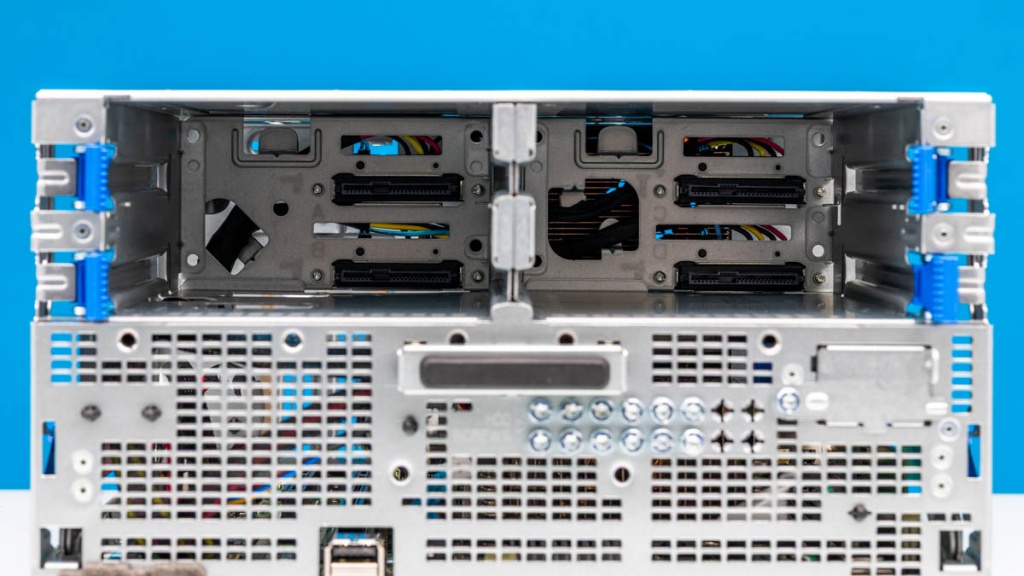 HPE-ProLiant-MicroServer-Gen11-Drive-Bay-Backplane-2.jpg HPE-ProLiant-MicroServer-Gen11-Drive-Bay-Backplane-2.jpg
