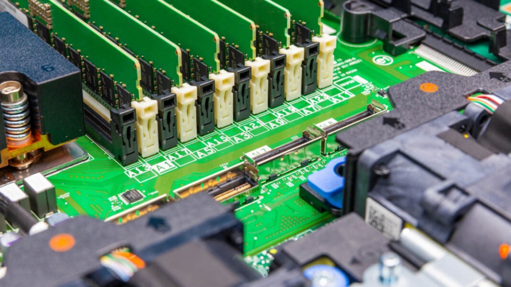 Dell-PowerEdge-R6715-Inside-4-.jpg Dell-PowerEdge-R6715-Inside-4-1068x601.jpg