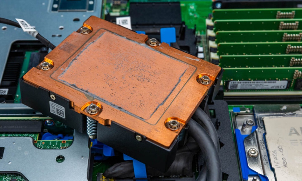 Dell-PowerEdge-R6715-Liquid-Cooling-Block-Bottom.jpg Dell-PowerEdge-R6715-Liquid-Cooling-Block-Bottom-1-1068x643.jpg