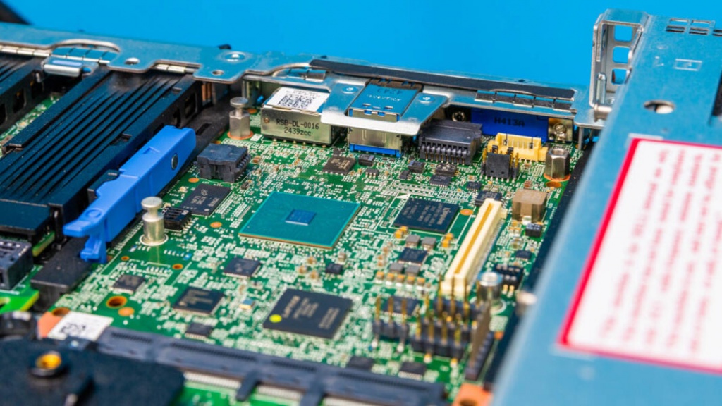 Dell-PowerEdge-R6715-Riser-.jpg Dell-PowerEdge-R6715-Riser-2-4-1068x601.jpg