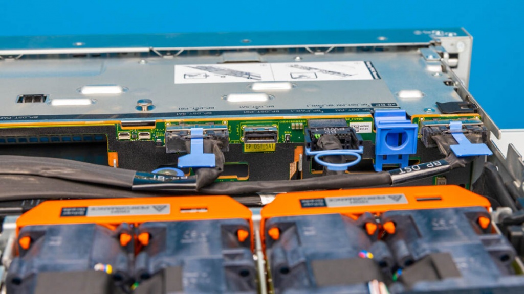 Dell-PowerEdge-R6715-Backplane.jpg Dell-PowerEdge-R6715-Backplane-5-1068x601.jpg