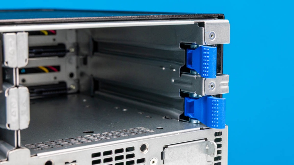 HPE-ProLiant-MicroServer-Gen11-Drive-Bay-Latch-1.jpg HPE-ProLiant-MicroServer-Gen11-Drive-Bay-Latch-1.jpg