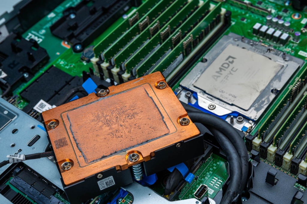 Dell-PowerEdge-R6715-Liquid-Cooling-Block-Bottom.jpg Dell-PowerEdge-R6715-Liquid-Cooling-Block-Bottom-2.jpg