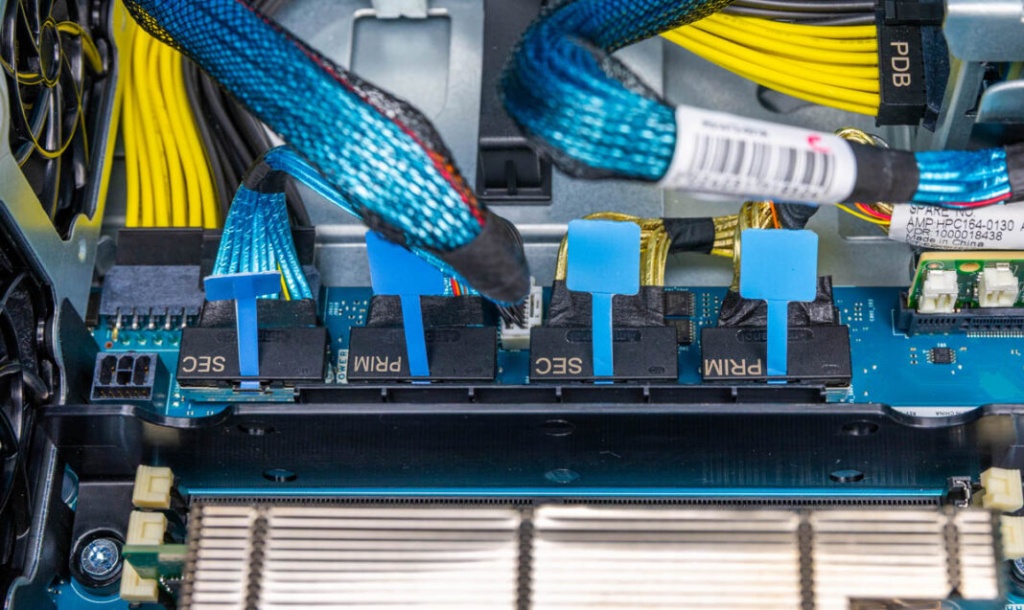 HPE-ProLiant-DL145-Gen11-MCIO-Edge-Connectors-to-Risers-1068x637.jpg HPE-ProLiant-DL145-Gen11-MCIO-Edge-Connectors-to-Risers-1068x637.jpg