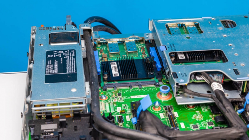 Dell-PowerEdge-R6715-Riser.jpg Dell-PowerEdge-R6715-Riser-4-2-1068x601.jpg